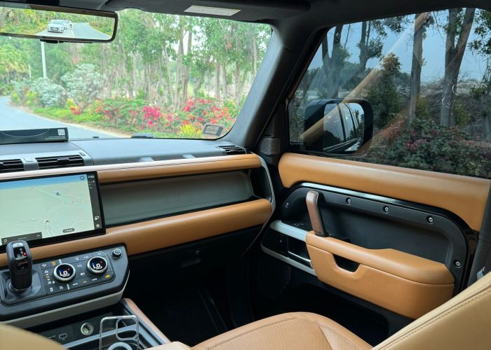 Land Rover Defender P110 2024 (2)